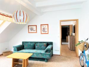 Mortka的住宿－Silberseehaus in der Freizeitoase Mortka，客厅配有蓝色的沙发和桌子