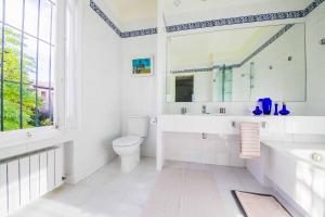 ein Badezimmer mit Badewanne, Toilette und Waschbecken in der Unterkunft Apartments in Villa Isabel in Altafulla