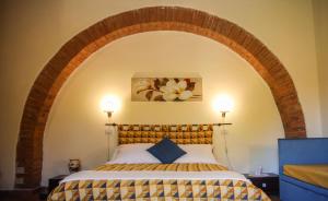 a bedroom with an archway over a bed at Agriturismo Il Quarto in Manciano +70 photos