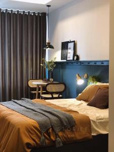 une chambre avec un lit et une table avec des chaises dans l'établissement YourHomes - River Gate, à Hô-Chi-Minh-Ville