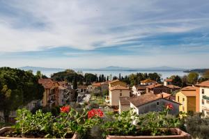 Blick auf eine Stadt mit Blumen in Töpfen in der Unterkunft Hotel Villa Paradiso in Passignano sul Trasimeno