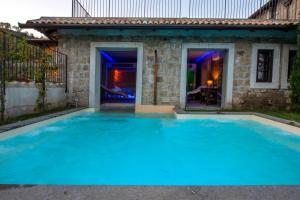 uma grande piscina azul em frente a uma casa em Masseria del Carmine Maggiore 1817 em Pozzuoli