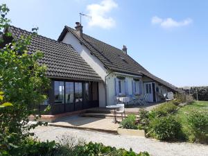 a small house with a deck and a table at Le CHÊNE AUX OISEAUX in Cormeray