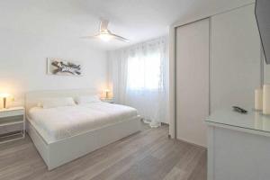 Postel nebo postele na pokoji v ubytování Miramar junto al recinto ferial de Fuengirola