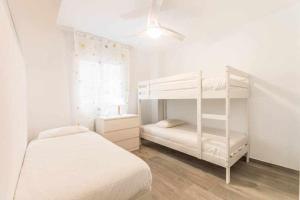 Postel nebo postele na pokoji v ubytování Miramar junto al recinto ferial de Fuengirola