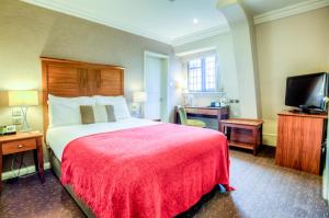 Giường trong phòng chung tại Mercure Stratford Upon Avon Shakespeare Hotel