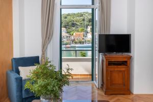 TV a/nebo společenská místnost v ubytování Heritage Hotel Tisno
