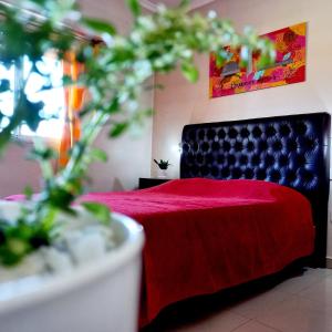 a room with a table with a red table cloth at Departamentos Campitelli in General Pacheco