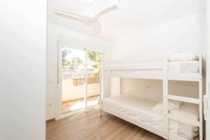A bed or beds in a room at Santa Marta al lado de los servicios y de la playa