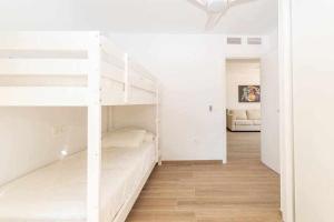 A bed or beds in a room at Santa Marta al lado de los servicios y de la playa