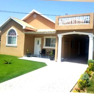 een huis met een patio ervoor bij Caribbean estate deluxe 2 in Portmore