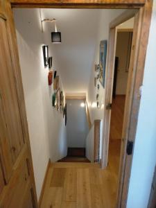 un couloir menant à une chambre avec un escalier dans l'établissement Maison de charme au bord de l'Aude, à 5min de la plage, à Fleury-d'Aude