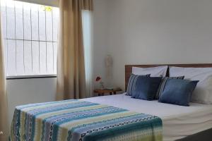 Llit o llits en una habitació de Casa Índigo- Piscina e Praia em Jacaraípe - 11 hospedes