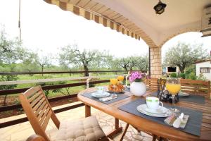 una mesa de madera con desayuno en el patio en Apartments in Porec/Istrien 9923, en Poreč