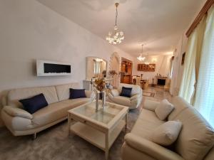 A television and/or entertainment centre at Myrtia Guest House