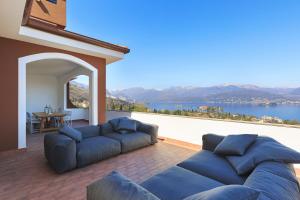 een woonkamer met blauwe banken en uitzicht op het water bij Lago 270 in Stresa