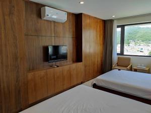 Postel nebo postele na pokoji v ubytování HỒNG HẢI 2 HOTEL