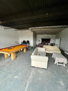 Habitación con mesa de ping pong y cama en Termas de Río Hondo Casona Laconte en Termas de Río Hondo