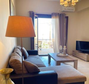Televízia a/alebo spoločenská miestnosť v ubytovaní Kimata Sea View Apartment