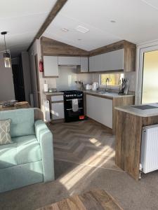 36 Glenfinart Caravan Park tesisinde mutfak veya mini mutfak
