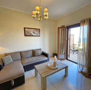 Posedenie v ubytovaní Kimata Sea View Apartment