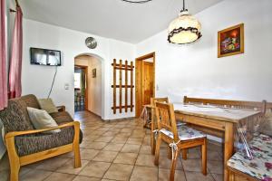 ein Wohnzimmer mit einem Holztisch und Stühlen in der Unterkunft Ferienwohnungen Wanderparadies in Aschau im Chiemgau