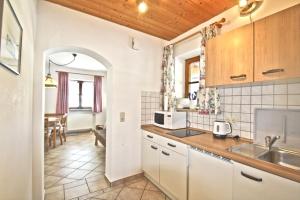 eine Küche mit einer Spüle und einer Theke in der Unterkunft Ferienwohnungen Wanderparadies in Aschau im Chiemgau