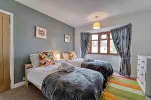 1 Schlafzimmer mit 2 Betten und einem Fenster in der Unterkunft Guest Homes - Severn Swans House in Worcester