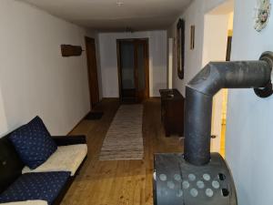 mit Blick auf ein Wohnzimmer mit einem Holzofen in der Unterkunft Ferienwohnung Haus Oberlarchhof in Bayrischzell