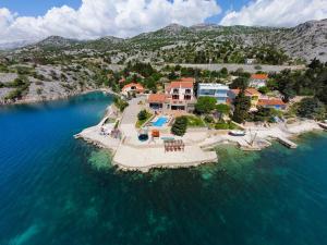 uma vista aérea de uma ilha na água em Villa Tiffany&more em Barić Draga