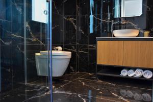 Kúpeľňa v ubytovaní Filopappou Hill Suites by Athens Stay
