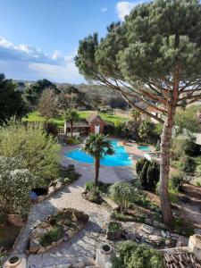 eine Luftblick auf einen Pool in einem Garten in der Unterkunft Hôtel De La Barbacane in Tiffauges