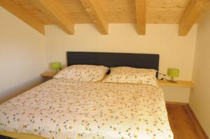una camera da letto con un letto con un piumone di Haus Lagger a Seefeld in Tirol
