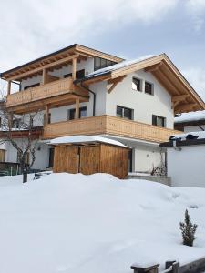 una casa con la neve davanti di Haus Lagger a Seefeld in Tirol