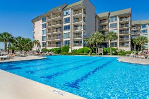 - une piscine en face d'un immeuble dans l'établissement Villamare, à Île de Hilton-Head