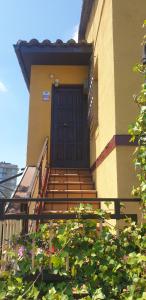 a building with stairs and a blue door at Villa Lalia, ideal familias con niños in Camargo