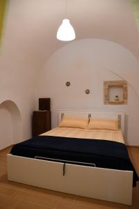 1 dormitorio con 1 cama en una habitación blanca en CASA VACANZE SANTA CROCE en Noci