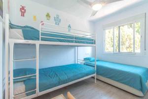 sypialnia z dwoma łóżkami piętrowymi i oknem w obiekcie Casablanca 3 Apartamento con vistas al mar, w mieście Fuengirola