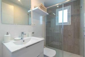 łazienka z toaletą, umywalką i prysznicem w obiekcie Casablanca 3 Apartamento con vistas al mar, w mieście Fuengirola