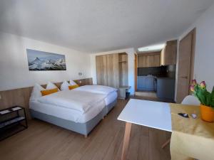 Postel nebo postele na pokoji v ubytování Modernes Studio Zermatt