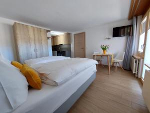 Postel nebo postele na pokoji v ubytování Modernes Studio Zermatt
