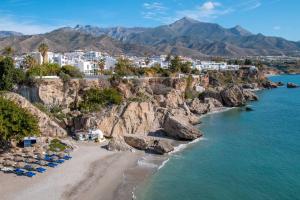 z powietrza widok na plażę na skalistym wybrzeżu w obiekcie LOR PINTADA Apartment w mieście Nerja