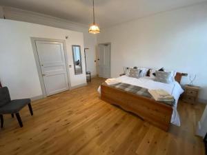 um quarto com uma cama grande e piso em madeira em Manor House Hotel em Thurso