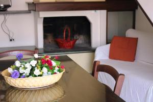 una stanza con un tavolo con un cesto di fiori di appartamento Perla marina gallipoli a Lido Conchiglia