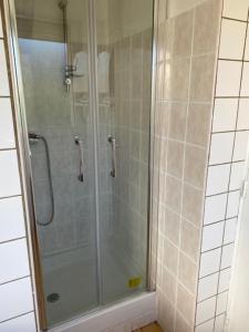 eine Dusche mit Glastür im Bad in der Unterkunft Résidence About Malo RDC avec jardin lumineux à 2 pas de la plage in Dunkerque