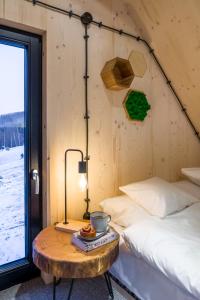 Cama ou camas em um quarto em Domy wypoczynkowe w Beskidach - Odpoczywaj w Naturze