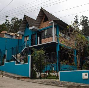 Casa blu con balcone di Cabana hotel eco turistico el EDEN a Güicán