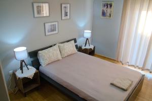 Un pat sau paturi într-o cameră la The Center Of Volos