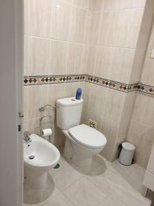 een badkamer met een toilet en een wastafel bij Setúbal Health Beach in Setúbal