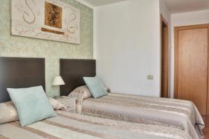 Postel nebo postele na pokoji v ubytování Hostal la Colegiata